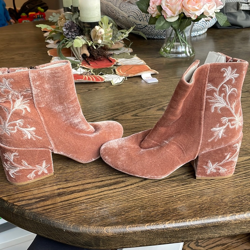 Kenneth Cole pink suede-like boot. Worn once!